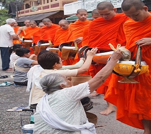 日本語ガイド同行で安心。ベトナム航空で行く! 人気の2都市周遊、ヴィエンチャン&ルアンパバーン6日間(観光付き)
