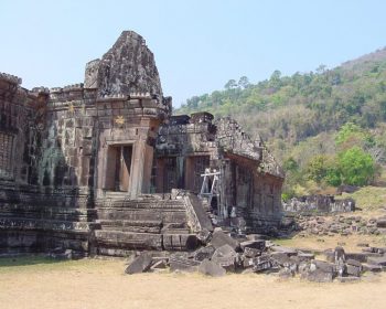 世界遺産ワットプー遺跡とカンボジア国境のシーパンドンを巡る２日間